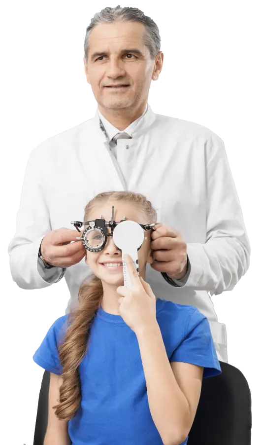 médico oftalmologista da Vision One examinando paciente criança