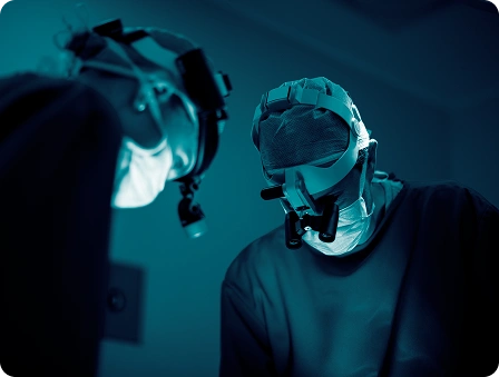 Médicos em cirurgia de glaucoma em uma das unidades da rede Vision One