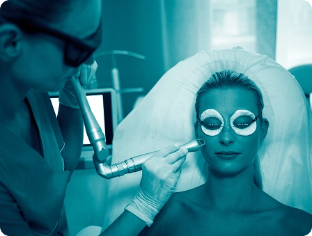 mulher jovem passando por terapia ocular, procedimento de laser CO2 na Vision One