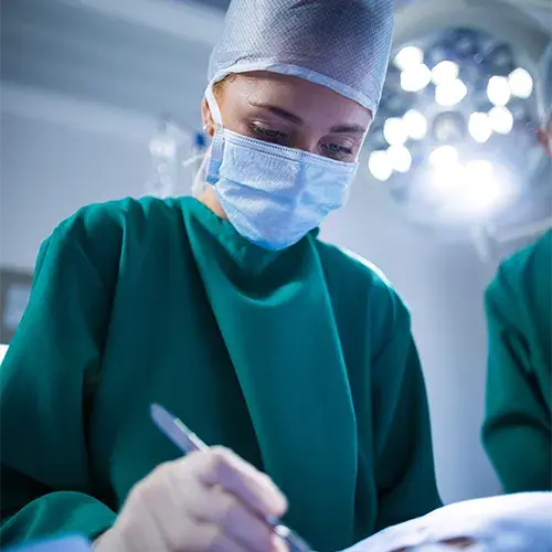 Cirurgia de orbitotomia em centro cirúrgico, com acesso à órbita ocular para tratamento de lesões ou tumores.