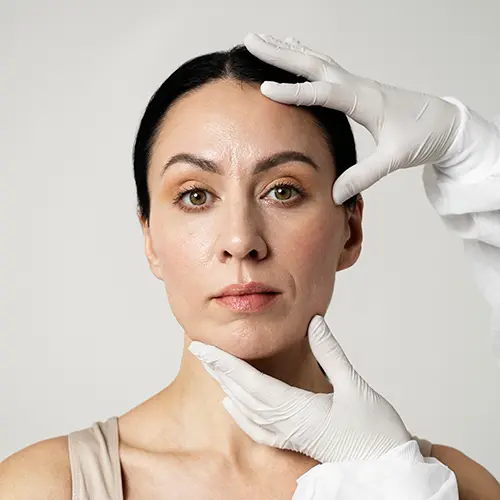 Mulher jovem sendo examinada para realizar o procedimento de peeling de fenol nos hospitais de olhos da Vision One