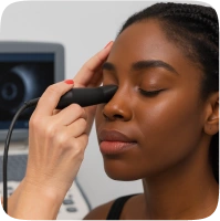 Imagem de um exame oftalmológico (exame ocular) de Ultrassonografia ocular – exame complementar em patologias intraoculares, realizado nos hospitais de olhos da Rede Vision One.