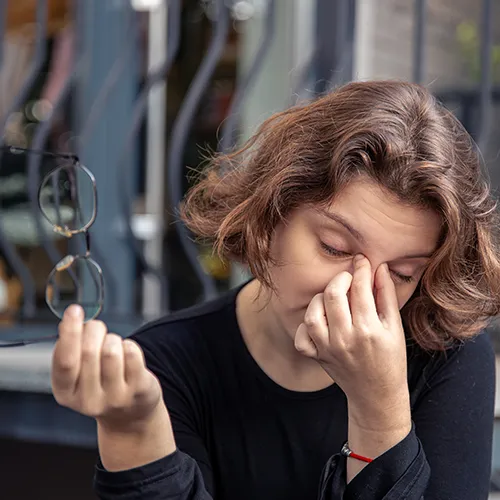 mulher com dor nos olhos, astigmatismo nos hospitais de olhos da Rede Vision One