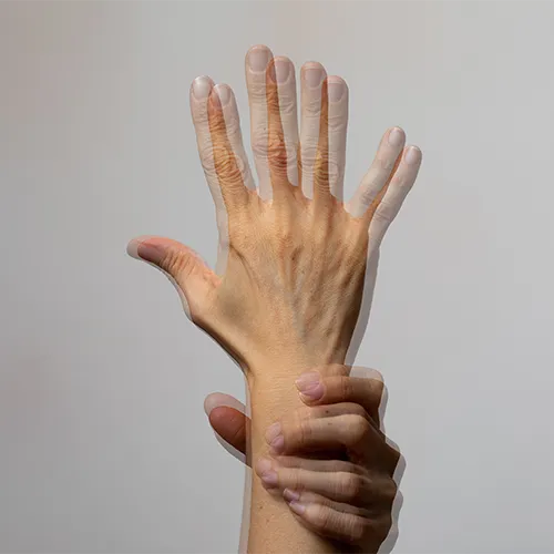 mão fora de foco, diplopia