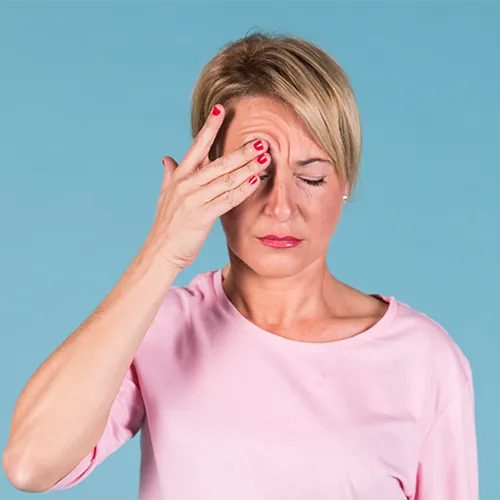 mulher loira sofrendo com doenças externas oculares