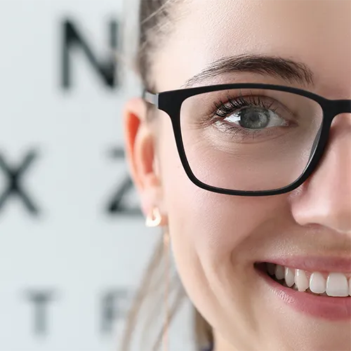 jovem com óculos, após exame de hipermetropia nos hospitais de olhos da Rede Vision One