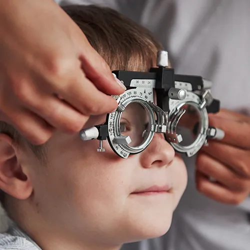 jovem fazendo exame em sessão de oftalmopediatria