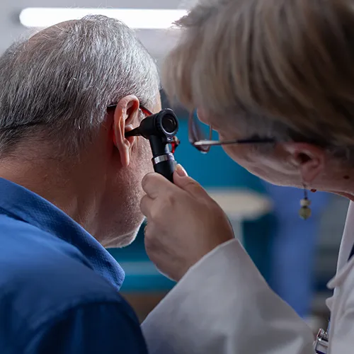 médico analisando, otorrinolaringologia