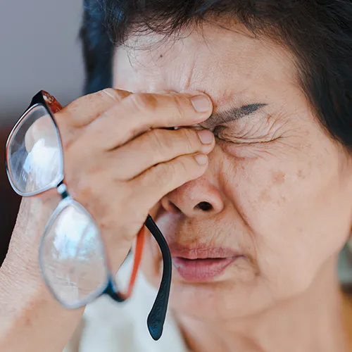 mulher com trauma ocular, urgência oftalmológica, emergência oftalmológica