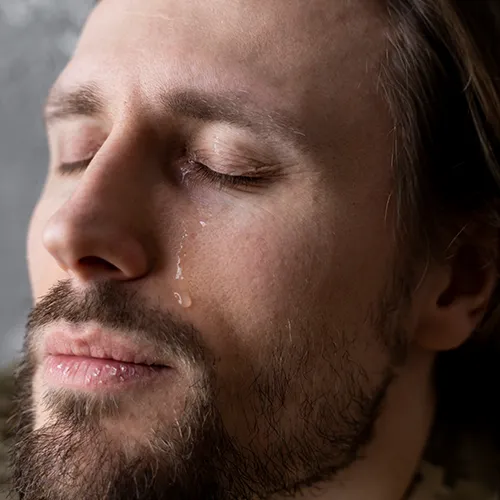 vias lacrimais, imagem de homem com lágrimas no rosto