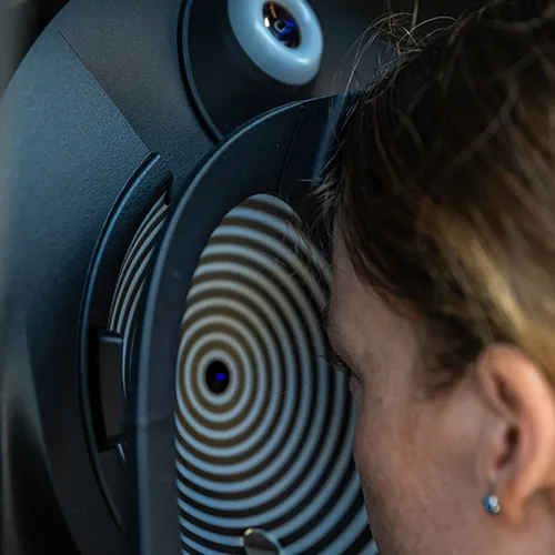 Imagem de um exame oftalmológico (exame ocular) de Aberrometria – exame que avalia distorções na visão com precisão, realizado nos hospitais de olhos da Rede Vision One.