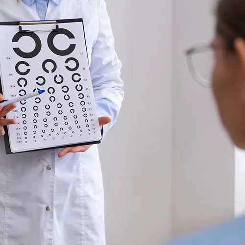 "Imagem de um exame oftalmológico (exame ocular) de Acuidade visual – teste indispensável para avaliar a nitidez da visão , realizado nos hospitais de olhos da Rede Vision One."