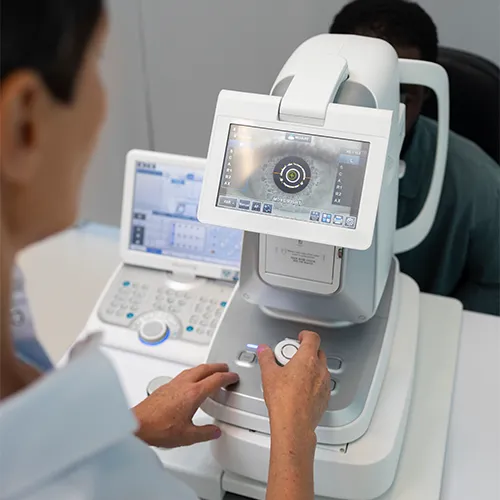 Imagem de um exame oftalmológico (exame ocular) de Exame de vista – tecnologia moderna para identificar erros refrativo, realizado nos hospitais de olhos da Rede Vision One.