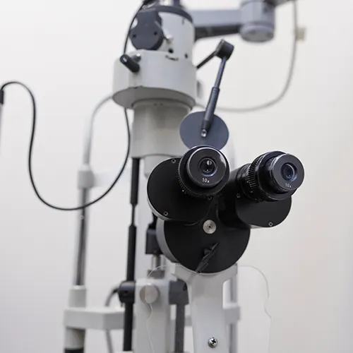 Imagem de um exame oftalmológico (exame ocular) de Biomicroscopia – análise clínica detalhada de tecidos oculares, realizado nos hospitais de olhos da Rede Vision One.