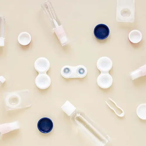 Imagem de um exame oftalmológico (exame ocular) de Lente de contato – exame clínico para avaliar o encaixe da lente, realizado nos hospitais de olhos da Rede Vision One.