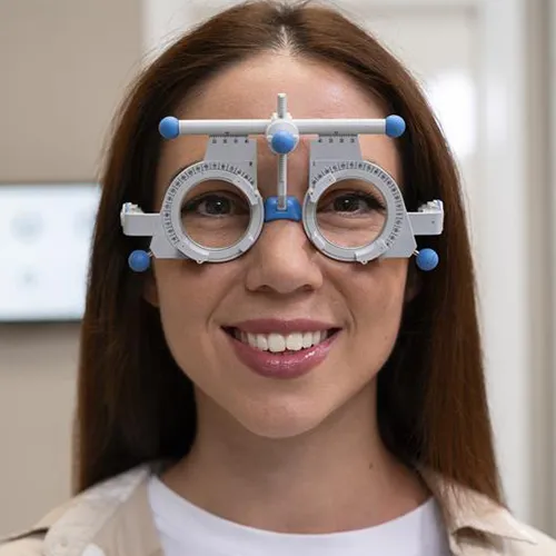Imagem de um exame oftalmológico (exame ocular) de Teste ortóptico – análise funcional da visão em conjunto dos olhos, realizado nos hospitais de olhos da Rede Vision One.