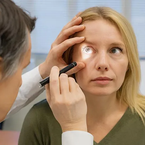 Imagem de um exame oftalmológico (exame ocular) de Reflexo pupilar – avaliação importante no exame oftalmológico geral, realizado nos hospitais de olhos da Rede Vision One.