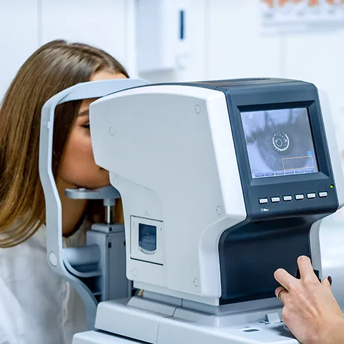 Imagem de um exame oftalmológico (exame ocular) de Campimetria visual – tecnologia para avaliar a sensibilidade visual, realizado nos hospitais de olhos da Rede Vision One.