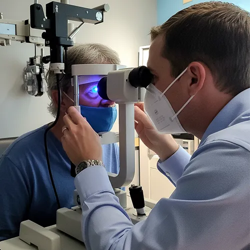 Imagem de um exame oftalmológico (exame ocular) de Pressão intraocular – avaliação seriada para investigar doenças oculares, realizado nos hospitais de olhos da Rede Vision One.