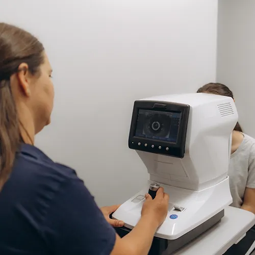 Imagem de um exame oftalmológico (exame ocular) de Microscopia especular de córnea – análise especializada das células endoteliais, realizado nos hospitais de olhos da Rede Vision One.