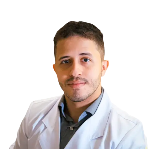 Dr. Edgar Menezes olhando para frente