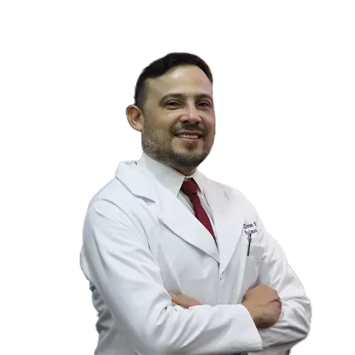 Dr. Elton Costa Morais olhando para frente