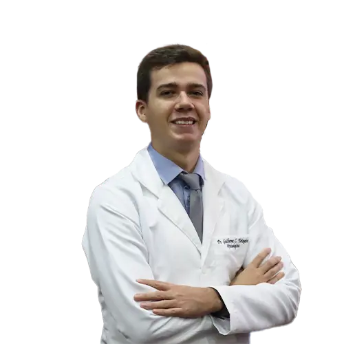 Dr. Guilherme Carneiro Teixeira olhando para frente