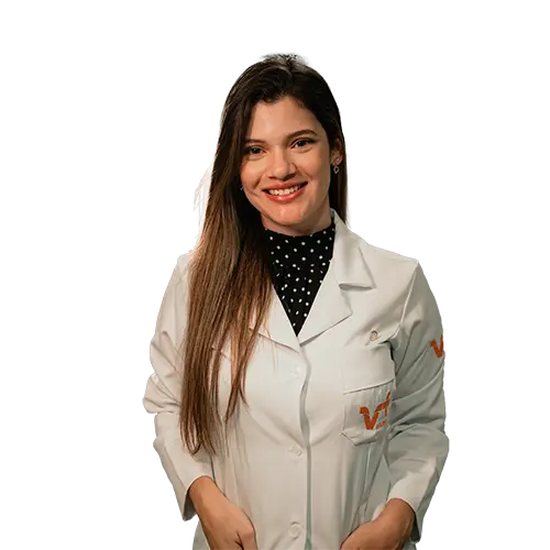 Dra. Alana Viana Alencar de Oliveira olhando para frente