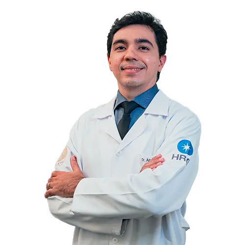 Dr. Andre Luiz de Araujo Mendes olhando para frente