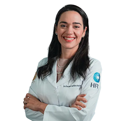 Dra. Danyelle Csettkey dos Santos Medeiros olhando para frente
