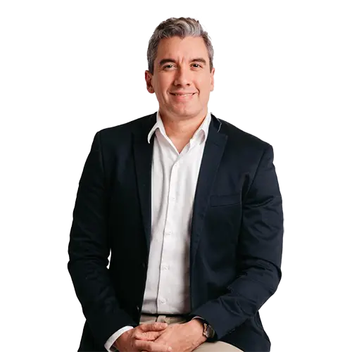 Dr. Diego Rebouças Pinheiro Coutinho olhando para frente