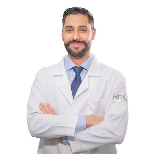 Dr. Lucas Valadão de Brito Soares olhando para frente