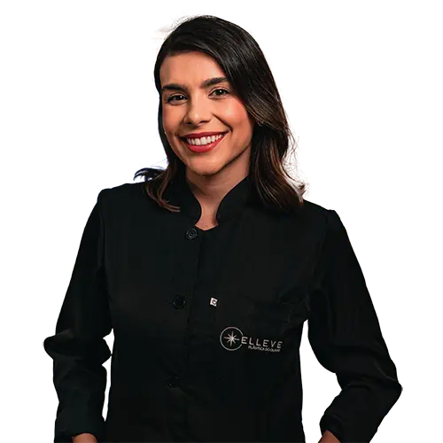 Dra. Maria Eduarda Andrade e Andrade olhando para frente