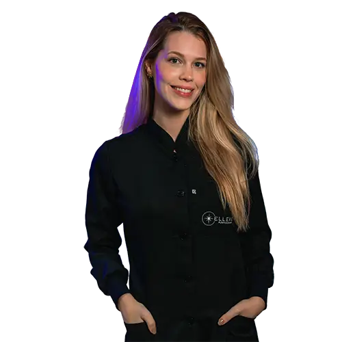 Dra. Mariana Araújo Dias olhando para frente