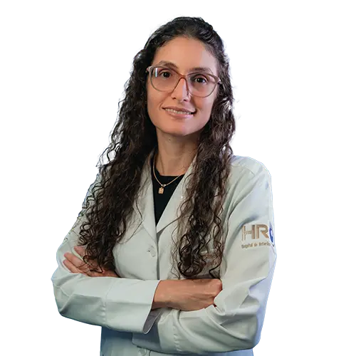 Dra. Milena Simões Freitas e Silva olhando para frente