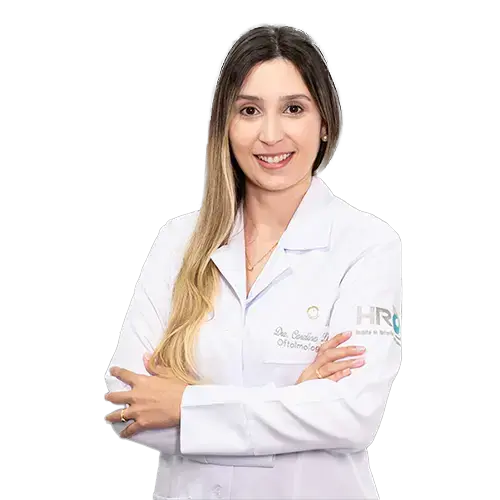 Dra. Nadia Carolina Lima e Lima olhando para frente