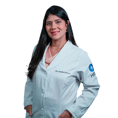 Dra. Natália Barbosa da Silva Lopes olhando para frente