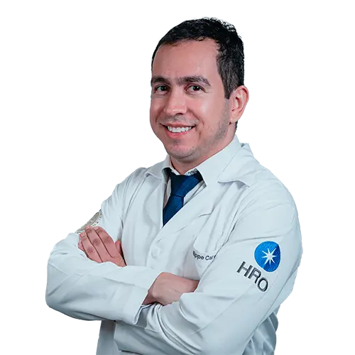 Dr. Philippe Costa Carvalho olhando para frente