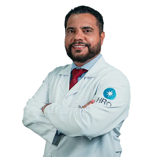 Dr. Raphael Freitas Gomes e Silva olhando para frente