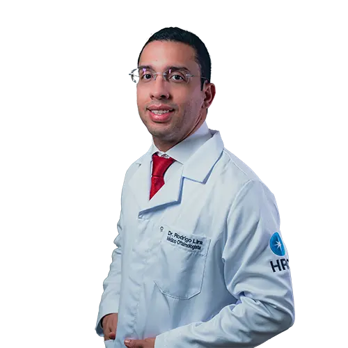 Dr. Rodrigo Lira Sousa Lima olhando para frente