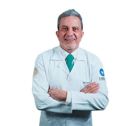 Dr. Carlos Tadeu D’Aguiar Silva Palácio olhando para frente