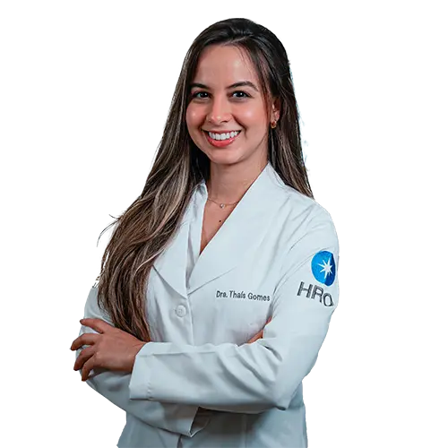 Dra. Thais Mota Gomes olhando para frente