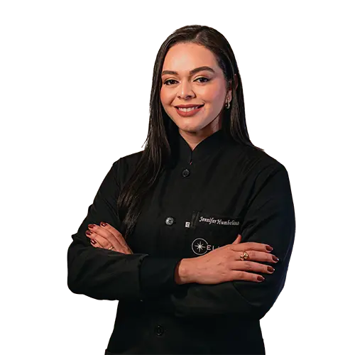 Dra. Jennifer Nayara Humbelino olhando para frente