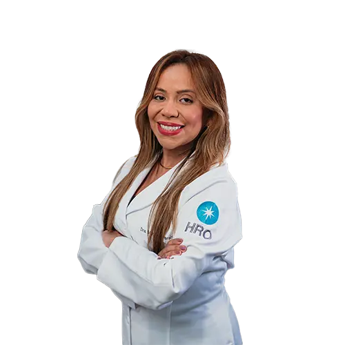 Dra. Mayara Pereira de Sousa olhando para frente