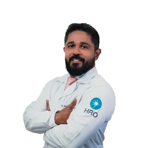 Dr. Solon Vasconcelos Bastos olhando para frente