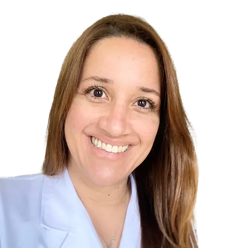 Dra. Alessandra Juliana de Carvalho olhando para frente