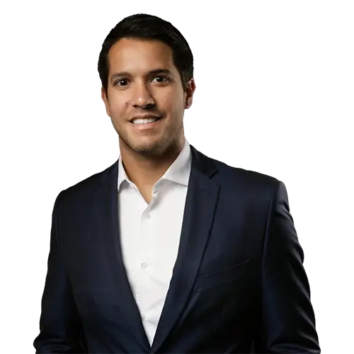 Dr. Lucas Maciel olhando para frente