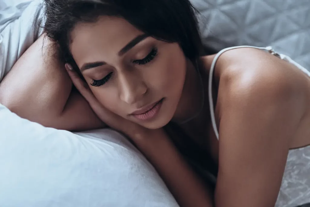 Dormir de maquiagem faz mal? Reações variam entre as pessoas