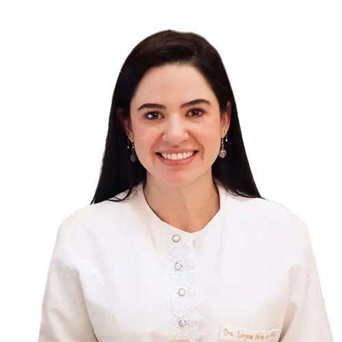 Dra. Laryssa Paiva de Ávila  olhando para frente