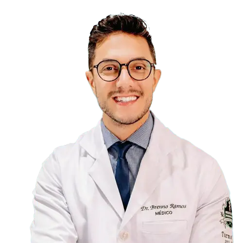Dr. Brenno de Melo Ramos olhando para frente